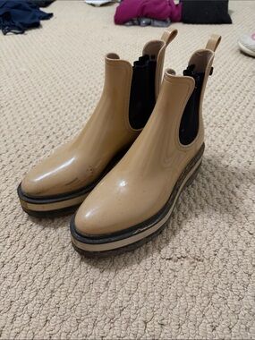 Women’s Platform Chelsea Bootie in Tan